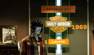 Летнее оформление витрины для «Harley-Davidson Lahta»
